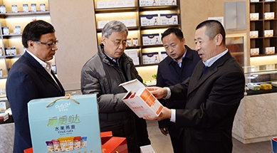 中國(guó)人民銀行黨委書(shū)記、中國(guó)銀保監(jiān)會(huì)主席郭樹(shù)清蒞臨公司調(diào)研產(chǎn)業(yè)化扶貧工作